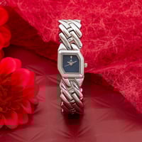 ساعة نسائية باللون الفضي ميناء ازرق