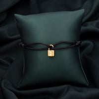 اسوارة رجالية باللون الأسود