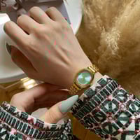 ساعة نسائية باللون الذهبي