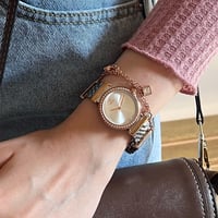 ساعة نسائية باللون الفضي والنحاسي