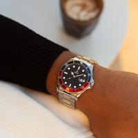 الساعة التي تميزك بحضور أنيق و عصري باللون الفضي