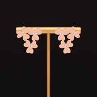 حلق نسائي جميل وهادئ