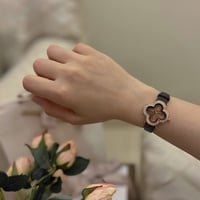 ساعة جلد نسائية بلونها البني الميناء بني