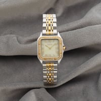 ساعة نسائية باللونين الفضي والذهبي