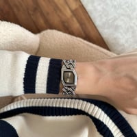 ساعة نسائية باللون الفضي ميناء رصاصي