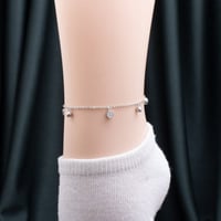 خلخال نسائي باللون الفضي