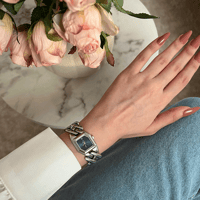 ساعة نسائية باللون الفضي ميناء ازرق