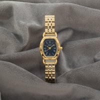 ساعة نسائية باللون الذهبي