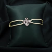 اسوارة نسائية باللون الأبيض