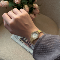 ساعة نسائية استيل باللون الذهبي ميناء ابيض