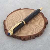 لإطلالة مفعمة بالحيوية والأناقة قلم مميز باللون ال...