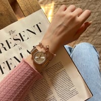 ساعة نسائية باللون الفضي والنحاسي