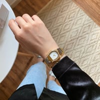 ساعة نسائية باللونين الفضي والذهبي ميناء أبيض