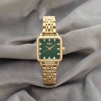 ساعة نسائية باللون الذهبي