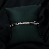 اسوارة نسائية باللون الفضي