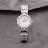 ساعة نسائية باللون الفضي