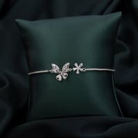 اسوارة نسائية باللون الفضي