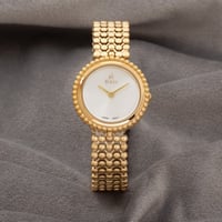 ساعة نسائية حصرية باللون الذهبي ميناء ابيض