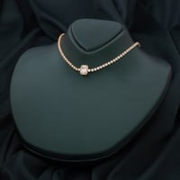 شوكر نسائي باللون الذهبي