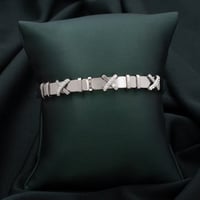 اسوارة باللون الفضي