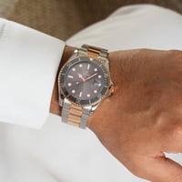 الساعة التي تميزك بحضور أنيق و عصري باللون الفضي و...