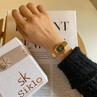 ساعة نسائية باللون الذهبي