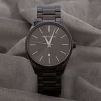 ساعة رجالية باللون الأسود