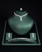 طقم نسائي زركون يضيء حضورك باللون الفضي