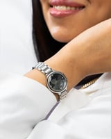 ساعة بتفاصيل دقيقة تمنحك لمعاناً يخطف الأنظار