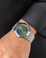 ساعة فريدة صممناها بتصميم سعودي فضي ميناء أخضر