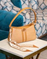 شنطة متفردة بيج غامق بحجمها المتوسط