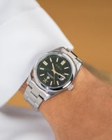 ساعة كلاسيك باللون الفضي ميناء اخضر