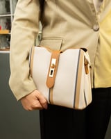 شنطة حجم وسط تصميم ناعم باللون البيج