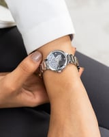 ساعة بتفاصيل دقيقة تمنحك لمعاناً يخطف الأنظار