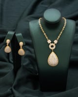 طقم نسائي بتصميم فاخر