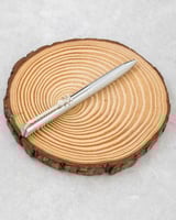 قلم يضمن ثباته وأناقته في كل وقت. معا شعار السيفين...