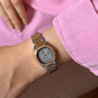 ساعة نسائية باللونين الذهبي والفضي ميناء رصاصي