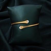 اسوارة نسائية بتصميم جذاب باللون الذهبي