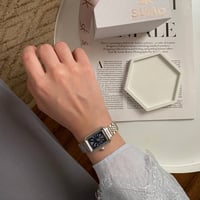 ساعة نسائية باللون الفضي