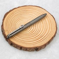 طقم ساعه وقلم مصمم بعناية لتمنح إطلالتك