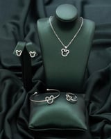 طقم بناتي ناعم مميز ايقونة الجمال يناسب من 3 سنوات...