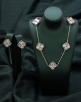 طقم مصمم بدقة يتناغم معا جمالك