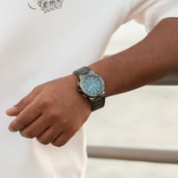 ساعة ستيل باللون الرصاصي