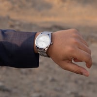 ساعة رجالية كلاسيكيه باللون الفضي ميناء ابيض