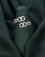 خاتم نسائي بتصميم ملفت وبخاصية التوسيع والتضيق في...