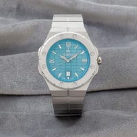 ساعة الفولاذ باللون الفضي