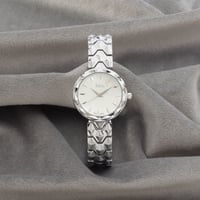 ساعة نسائية باللون الفضي