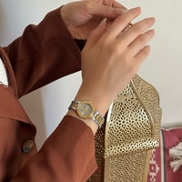 ساعة بإطار ملفت بلون الذهبي فضي ميناء رصاصي مرصع ب...