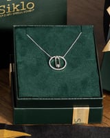 يتميز السلسال بتصميمه المميز باللون الفضي