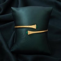 اسوارة نسائية بتصميم جذاب باللون الذهبي